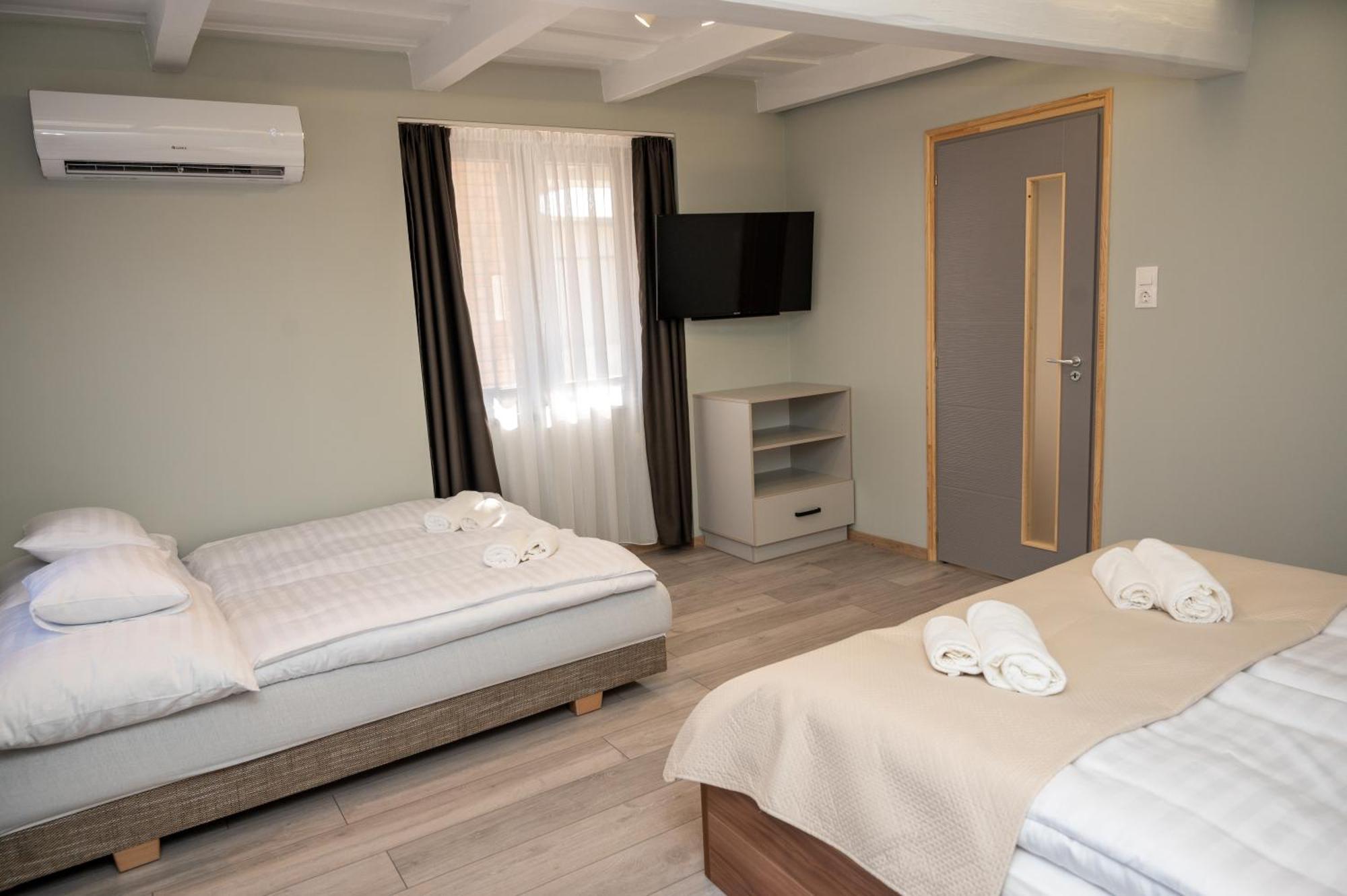 Tuenderkert Apartman Gyula Exterior foto